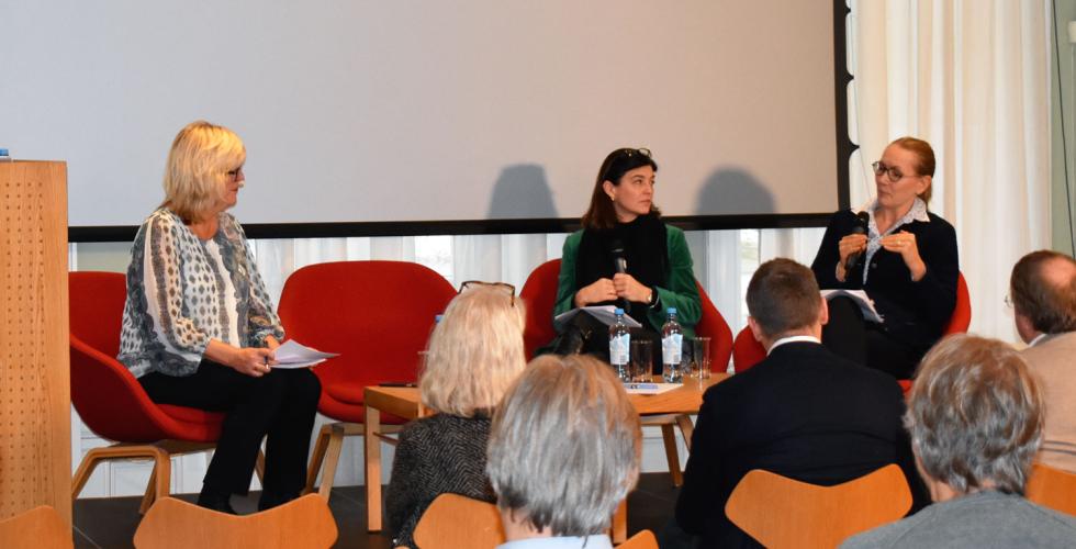 Paneldebatt i fritt ord sine lokaler. Seminarets moderator, Anne Mette Ødegaard, i samtale med Kjersti Løken Stavrum og Solfrid Vaage Haukaas.