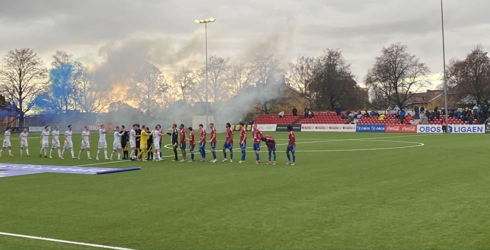 Skeid og Arendal ønsker hverandre lykke til før kamp.