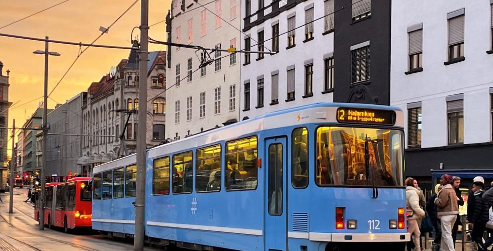 Trikk i solnedgang på jernbanetorget