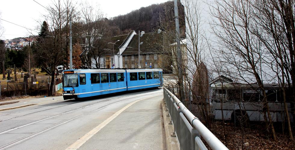 Trikk kjører i veibanen ved gamle oslo