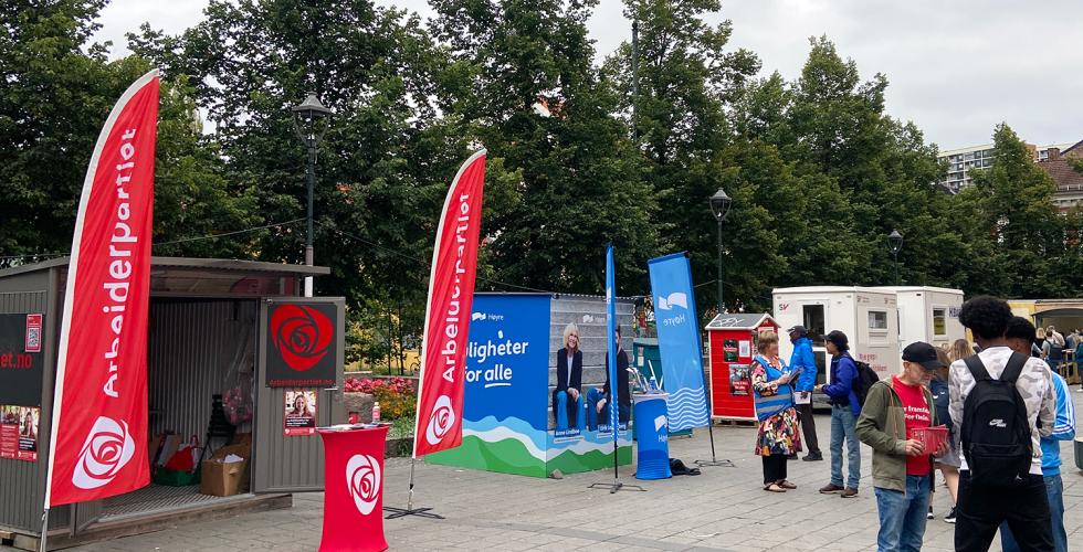 Bilde av valgbodene til Arbeiderpartiet og Høyre på Grønland Torg 