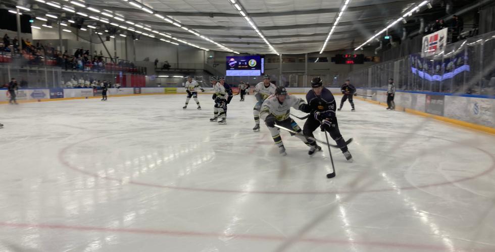 Hockeyspiller fører pucken i fart