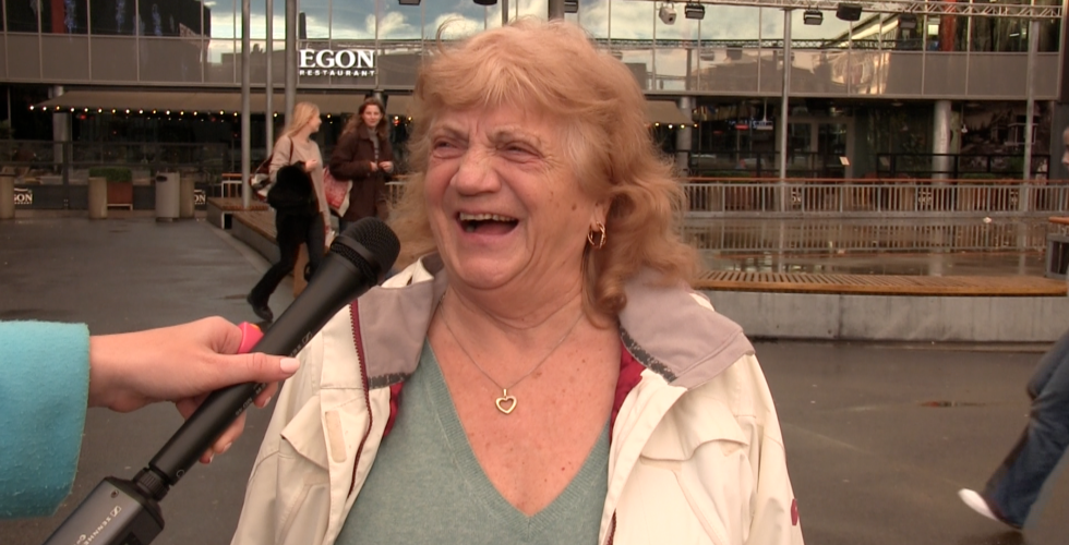 Eldre dame smiler til reporteren da hun skulle svare på et spørsmål. 