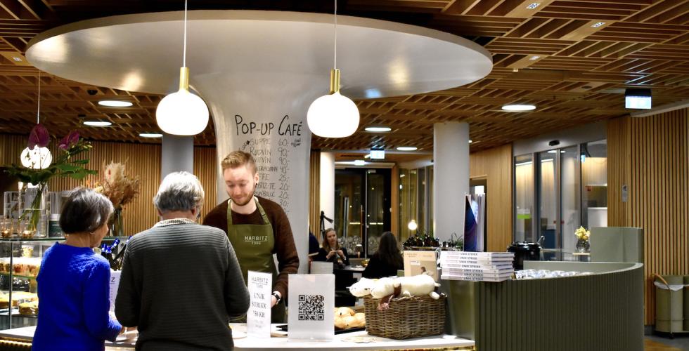 På Harbitz Torg har det åpnet et Pop-Up-strikkecafé, som holder åpent hver onsdag frem til jul. Bilde: April Lin Flage