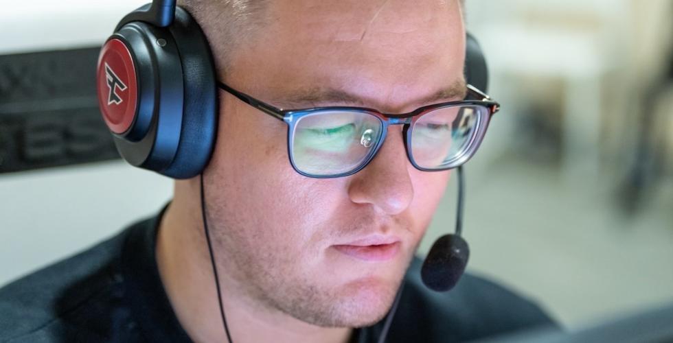 Nygaard sitter foran datamaskinen sin og spiller Counter-Strike.