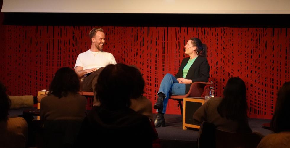 Morten Hegseth og Monica Isakstuen på scenen under arrangementet. 