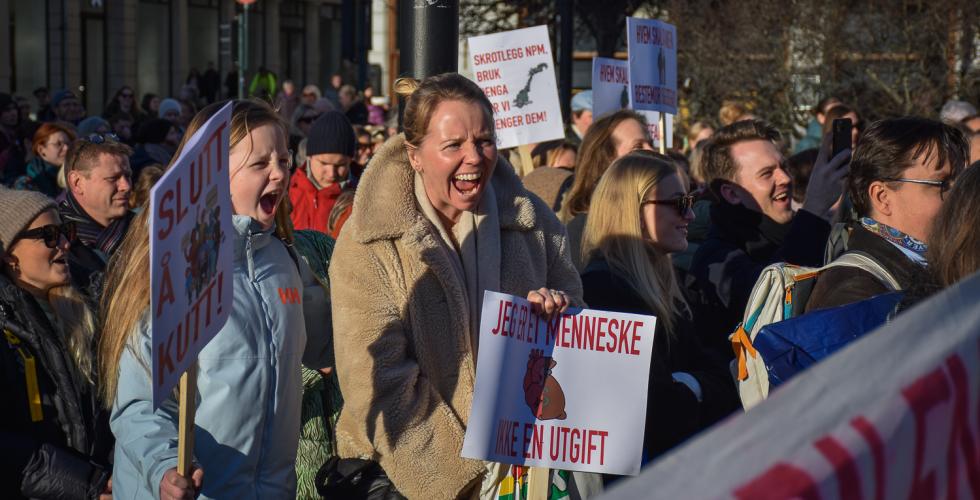 Maria Cappelen Grimsgård og Elise Grimsgård på helsedemonstrasjon foran Stortinget.