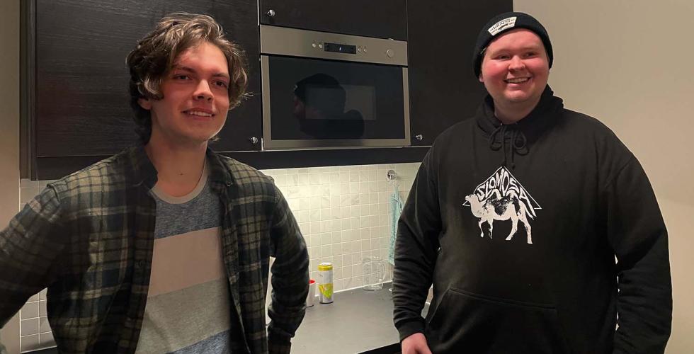 Henrik og Kristoffer står på kjøkkenet sitt