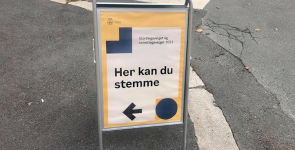 Skilt som viser veien til stemmelokale i Oslo.