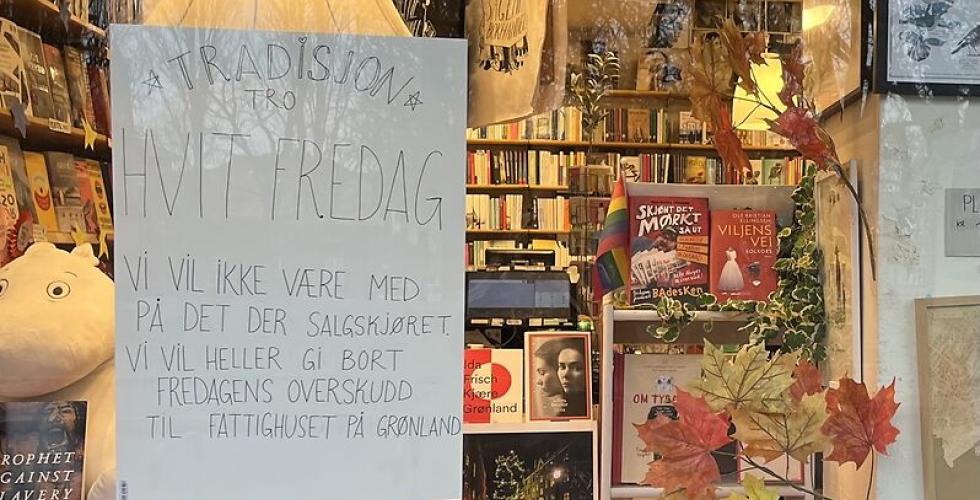 Vindusutstillingen til Sagene Bokhandel er i prydet med en plakat som annonserer "Hvit Fredag" - et alternativ til Black Friday der alt overskuddet denne dagen går til fattighuset på Grønland. 