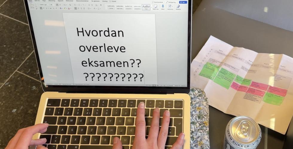 En jente som taster inn hvordan overleve eksamen på pc-skjermen