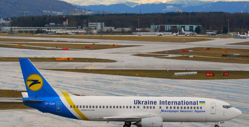 Bilde av et fly fra Ukraine International Airlines som står på rullebanen