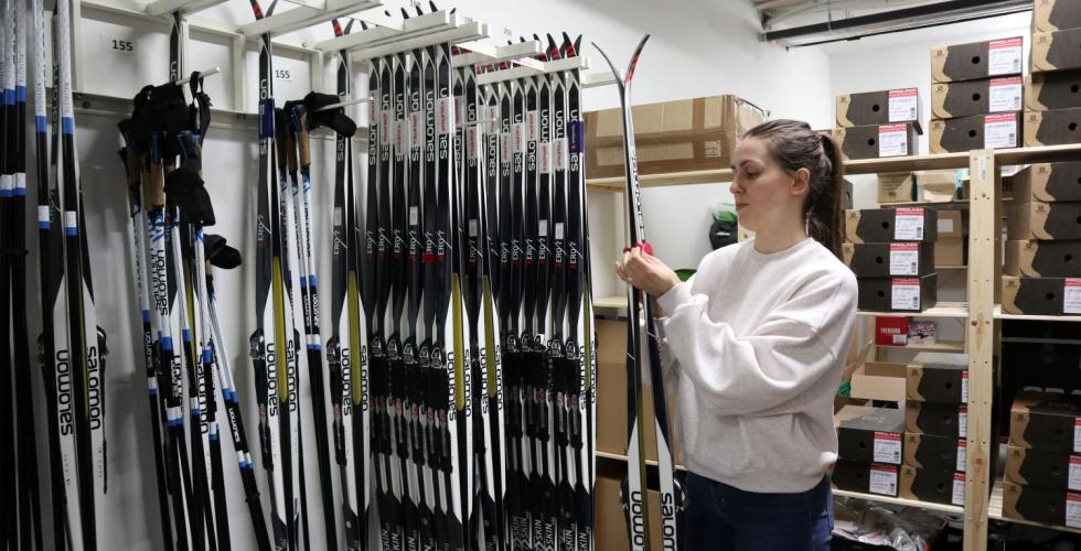 Martina fra Athletica Kringsjå forteller at skiutleie er et populært tilbud