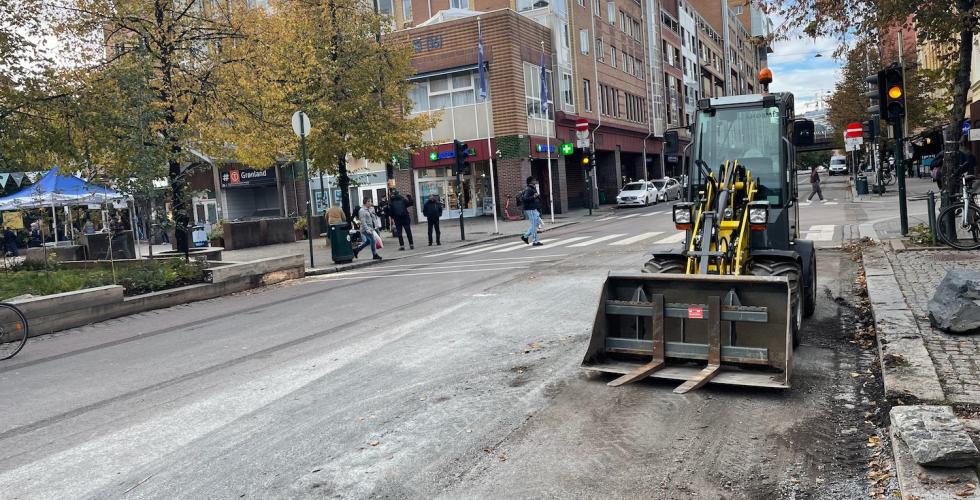 Veibanen på Grønland er tømt for uteservering og plantekasser