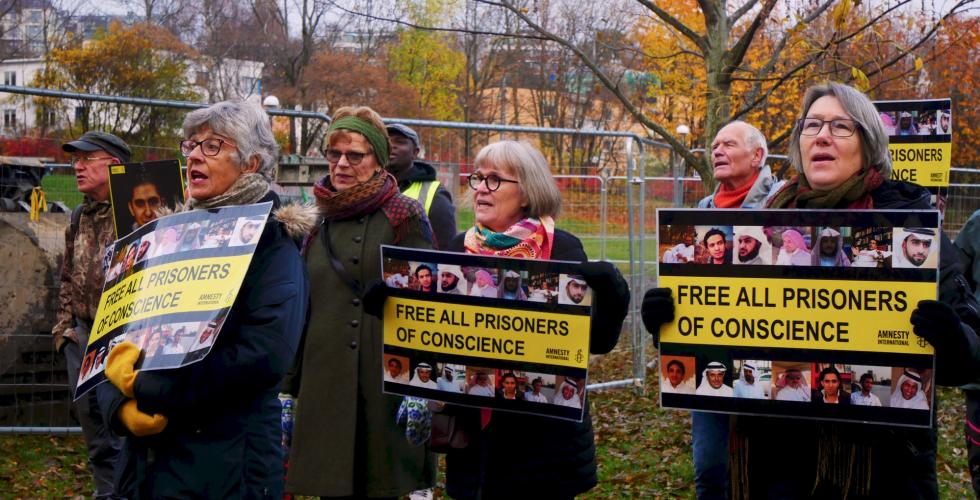 Demonstranter som roper på Amnesty-demonstrasjon