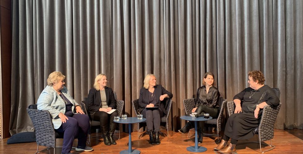 Erna Solberg, Aina Stenersen, Kristin Clemet, Solveig Schytz og Olaug Bollestad sitter på en scene.