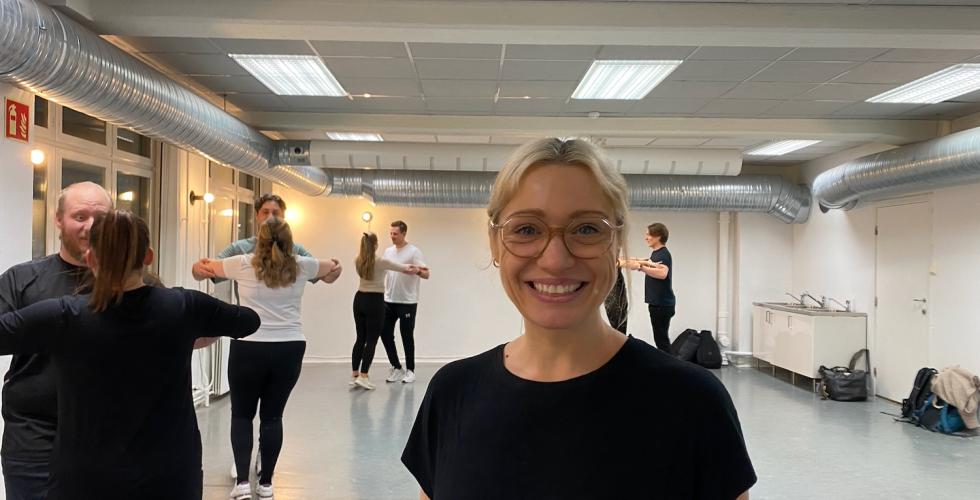 Ewa Trela smiler foran de som danser i det nye dansestudioet hennes 