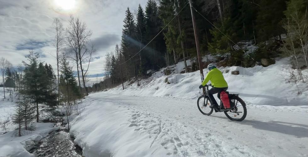 Syklist på snøen