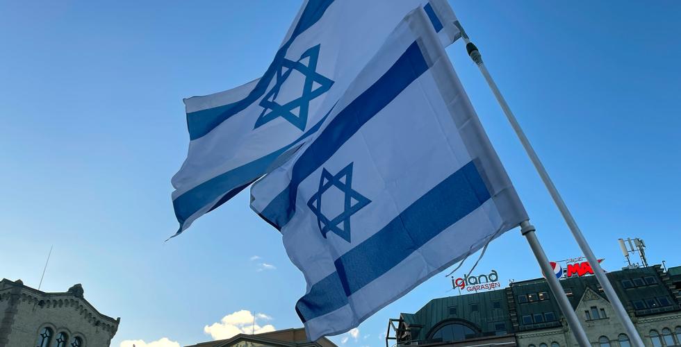 Bilde av to israelske flag som veier i luften.