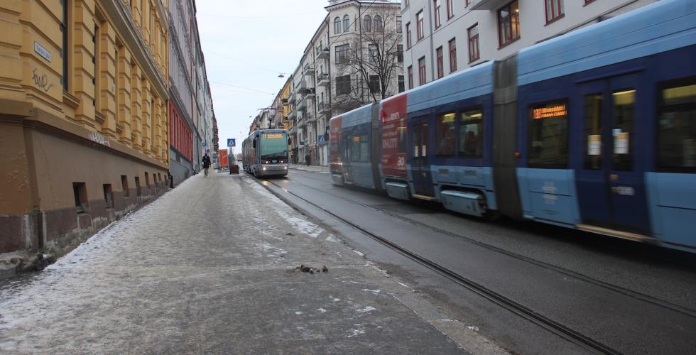 Trikkene møter hverandre ved trikkestoppet Stensgata. 