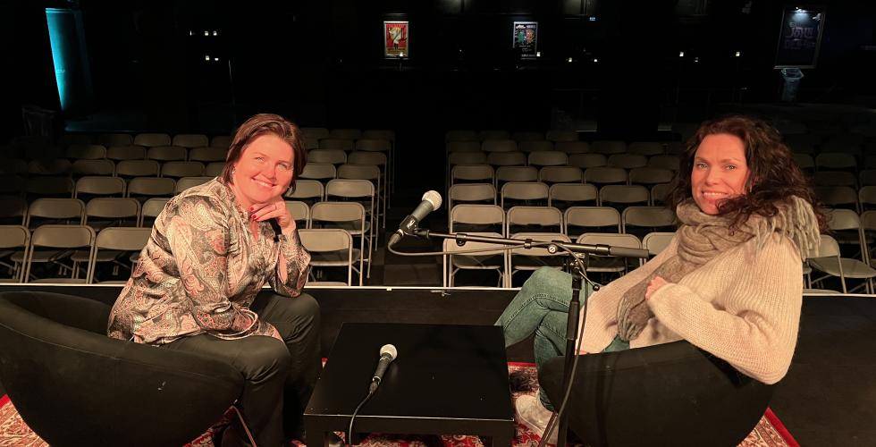 Her sitter Dora Thorhallsdottir og Kjersti Idem på scenen hvor de snart skal opptre live på Rockefeller i Oslo.