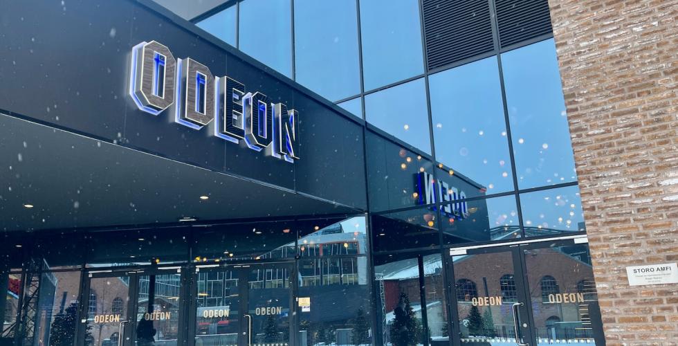 Bilde av en kino og skiltet uten foran kinoen hvor det står ODEON 