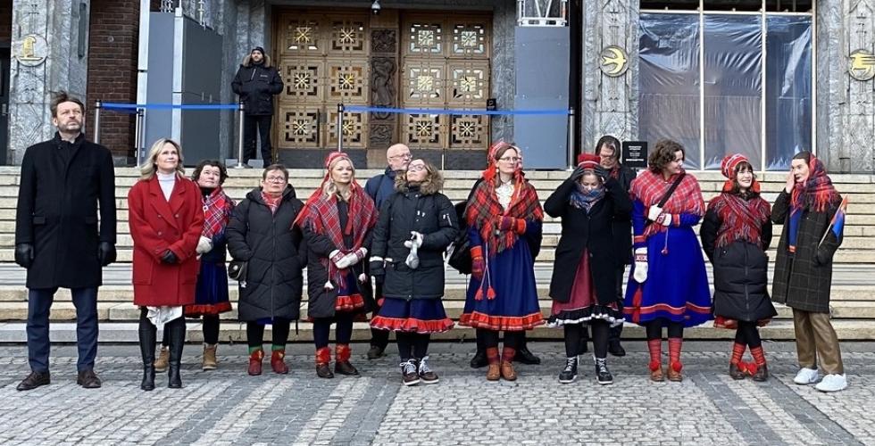 ordfører i oslo og samisk folk utenfor rådhuset.