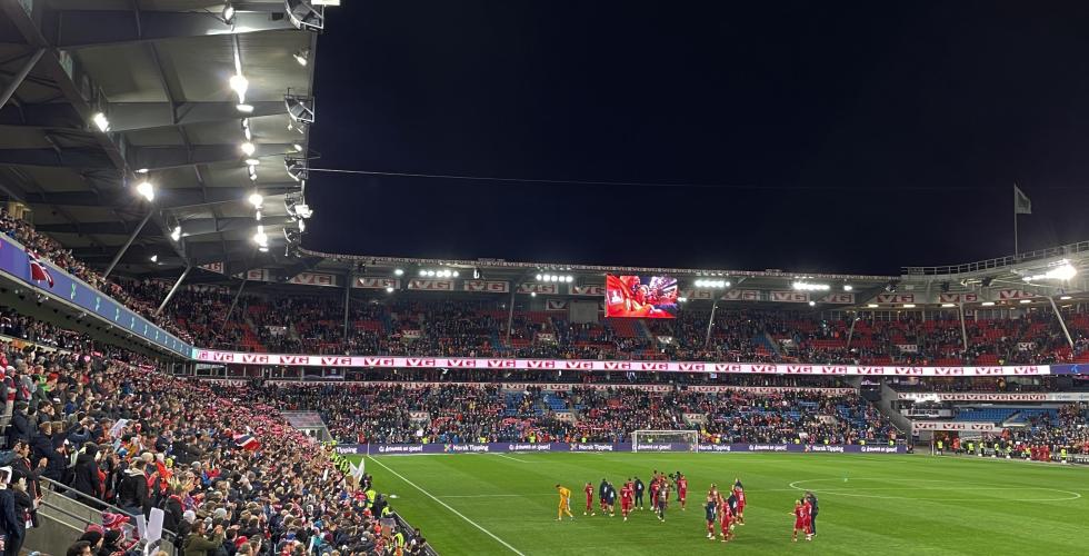 Landslaget takker supporterne p&aring; tribunen