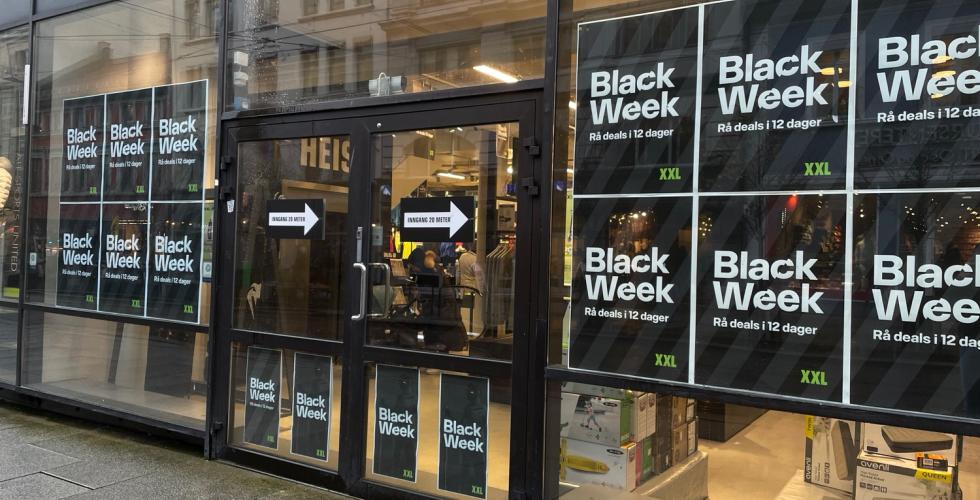 Butikkvinduet til XXL med mange planter av Black week-tilbud.