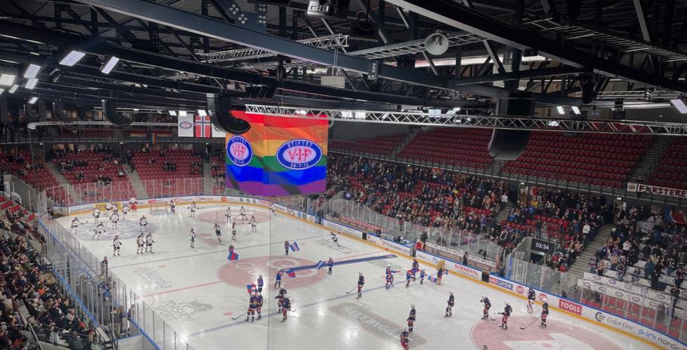 Bildet viser ishockeyhallen Jordal Amfi med spillere fra Vålerenga og Lillehammer på banen.