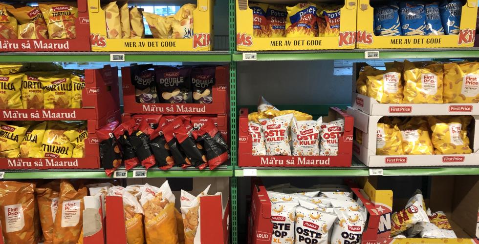 Ulike chipsvarianter avbildet på butikken