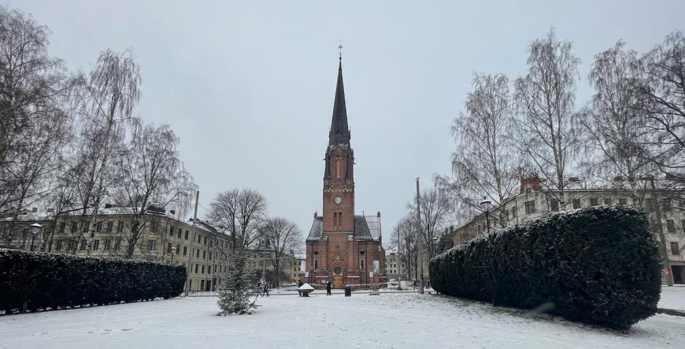 En kirke i bakgrunnen, med nytt snødekke