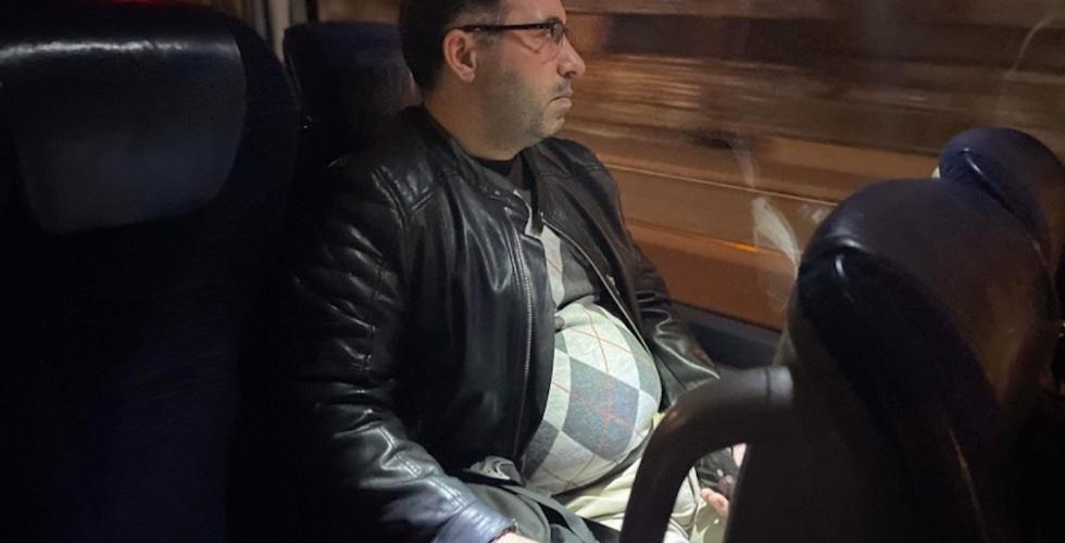 Jameel Salou sitter på bussen