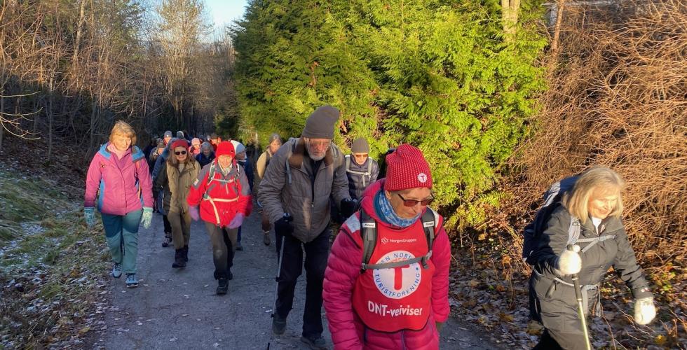 Aktiv i 100 turgruppe går opp en bratt bakke 