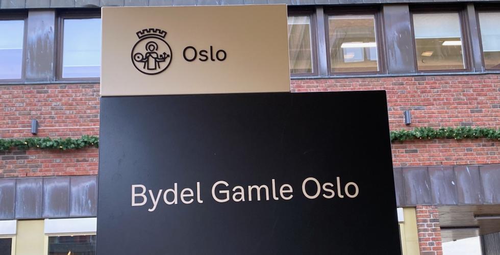 Bildet viser et skilt som sier Bydel Gamle Oslo, og logoen til Oslo