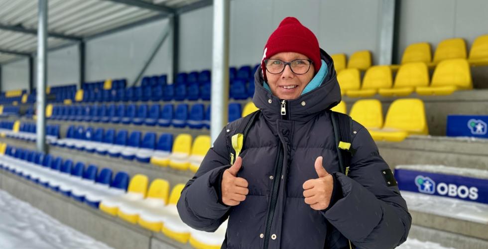 Kari-Anne Nordstrøm foran tribunen på Groruds fotballbane