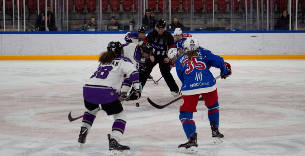 To ishockeyspillere fra hvert sitt lag, møtes til duell på isen. 