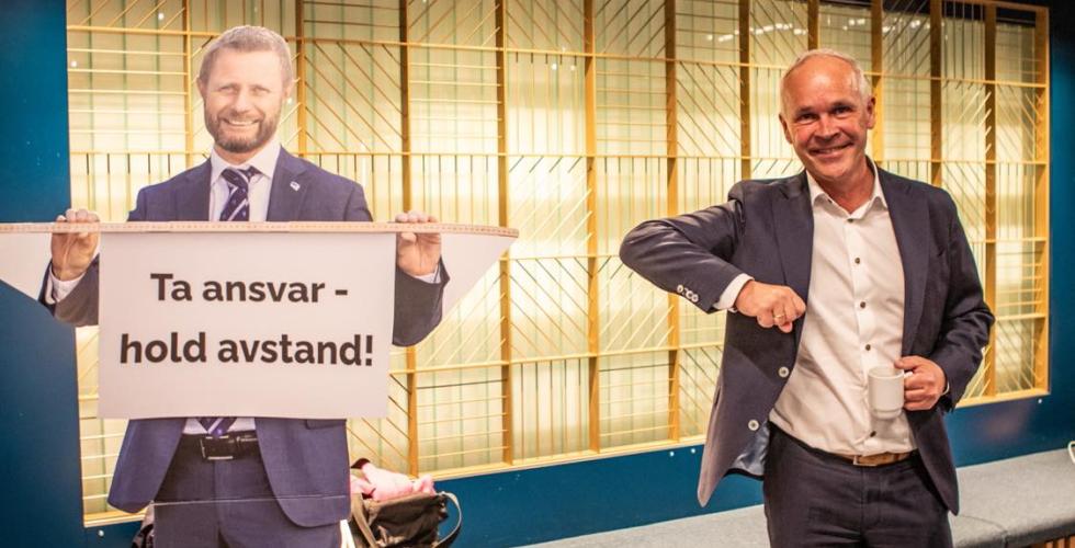 Jan Tore Sanner ved siden av plakat av Bent Høie på Høyres valgvake 2021