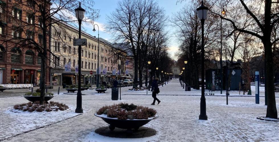 Karl Johans gate dekket av snø i januar