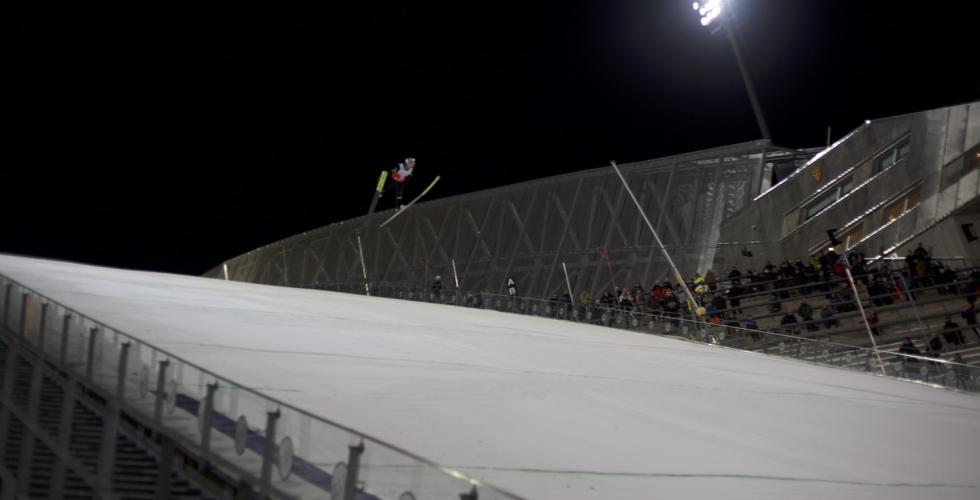 Riiber som svever nedover Holmenkollen i sitt andre hopp.