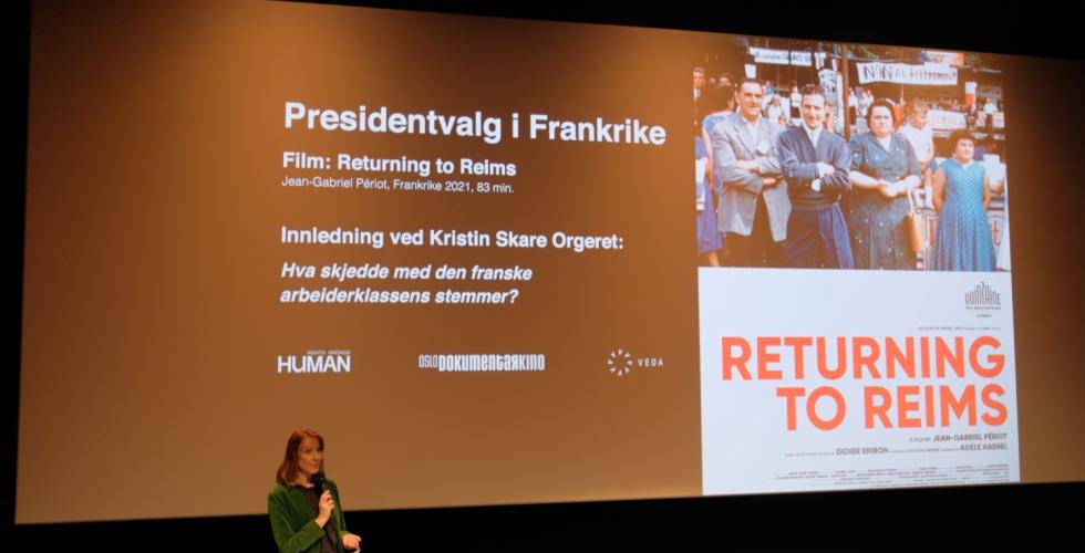 Professor Kristin Skare Orgeret forteller om fransk politikk foran lerretet på Vega kino, før filmen Returning to Reims.