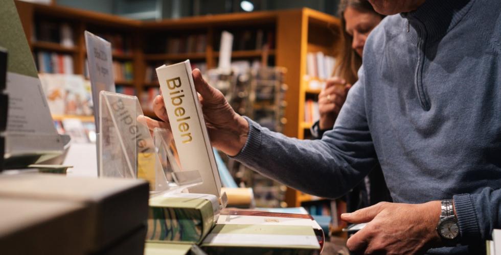 Bibel2024 i bokhyllene på Litteraturhuset