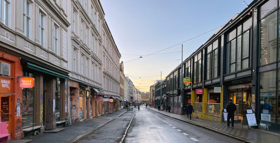 Bilde av markveien med julelys over