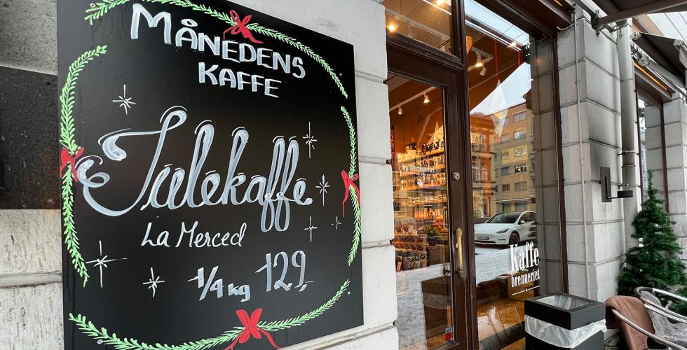 Butikkskilt utenfor kaffebrenneriet og snø