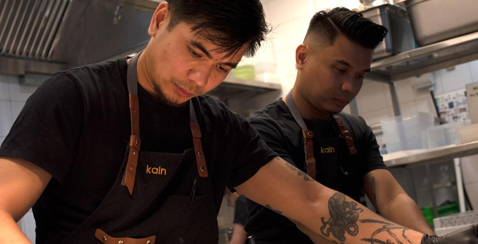 Brødrene Daniel og Dominic Vergara jobber sammen på kjøkkenet på restauranten Kain.