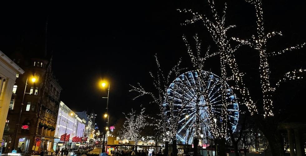 Julelys på Karl Johan en novemberkveld.