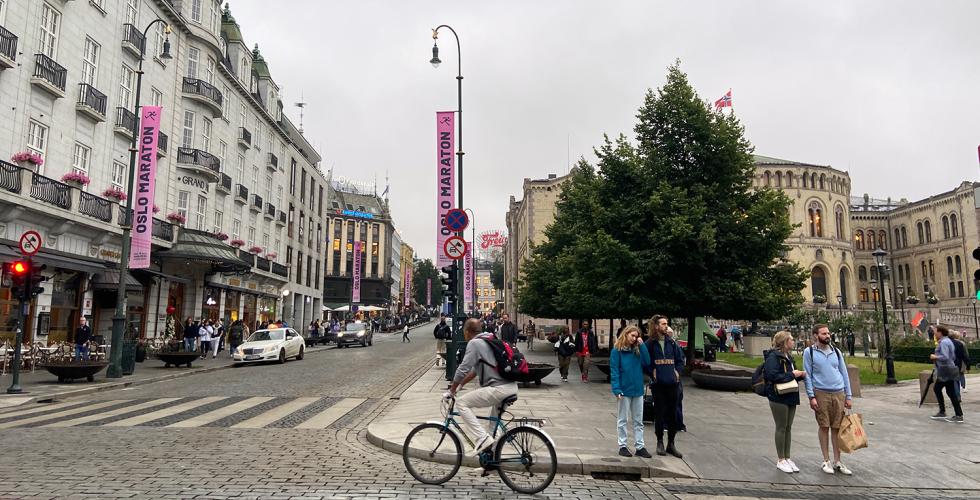 Bilde av enden av Karl Johans gate, tatt i grått vær