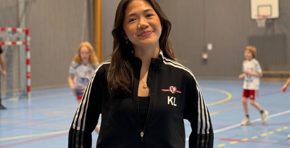 Katrina Lu som håndballtrener for Holmlia sportsklubb på en håndballbane