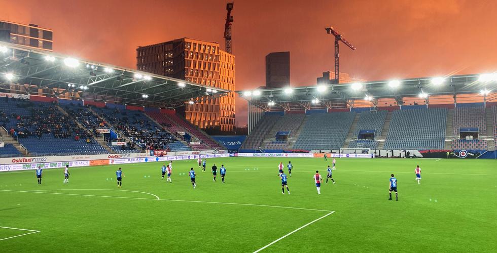 KFUM-Stabæk under kveldssola på Intility Arena.