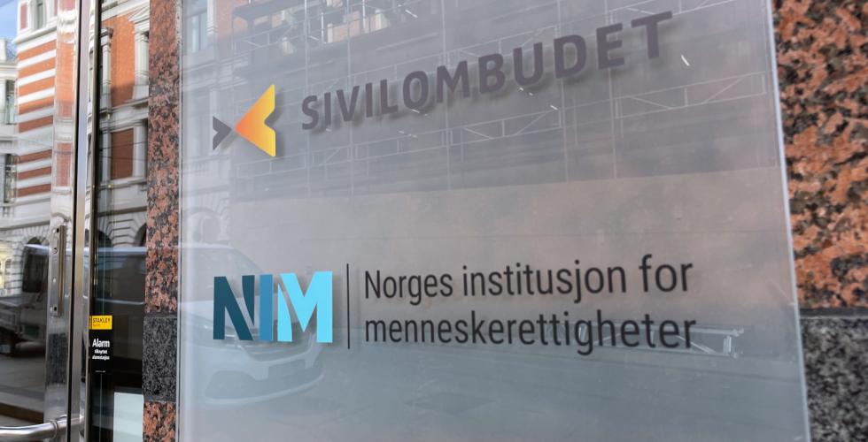 Bygning med skilt "Norges institutt for menneskerettigheter"